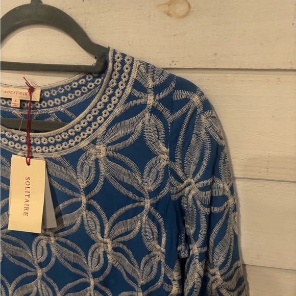 Solitaire NWT Blue and White Geometric Blouse - Picture 5 of 13